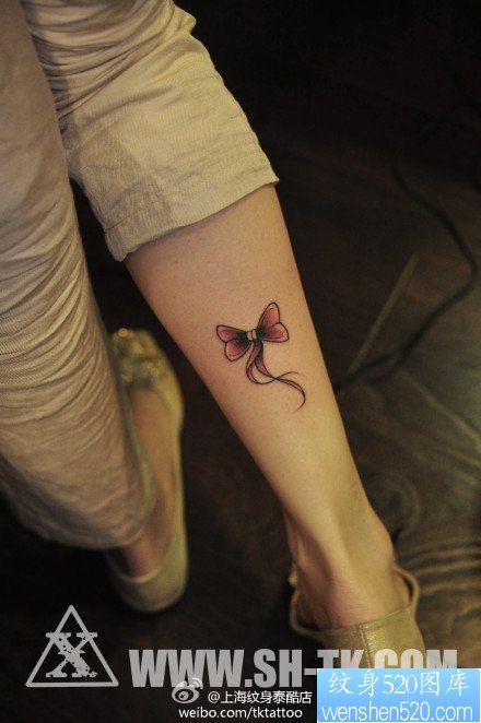 女人腿部小巧时尚的蝴蝶结纹身图片