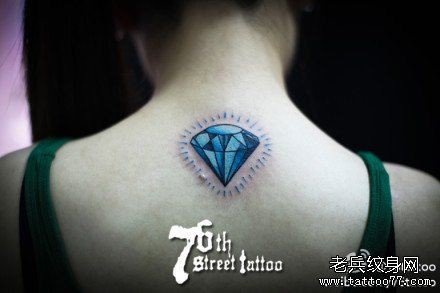 女人背部精美好看的钻石纹身图片