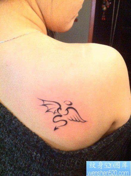 女人背部流行的图腾小翅膀纹身图片