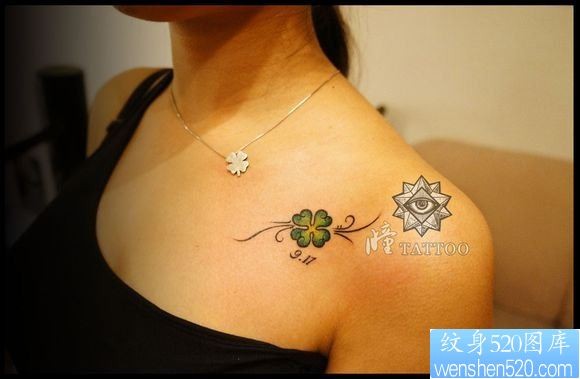 女人肩膀处小巧的四叶草纹身图片
