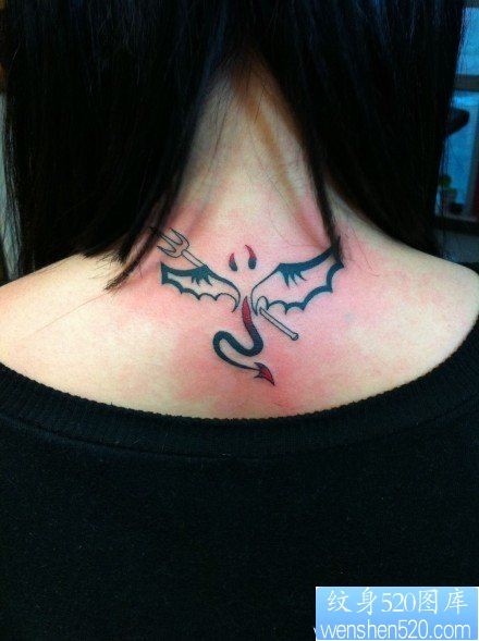 女人颈部小巧潮流的恶魔翅膀纹身图片
