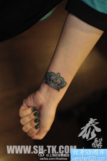 女人手腕精美时尚的皇冠纹身图片