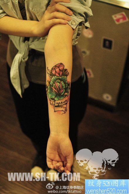 女人手臂漂亮潮流的玫瑰花与钻石纹身图片