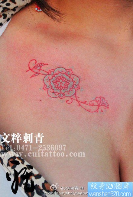 女人胸前小巧漂亮的藤蔓纹身图片