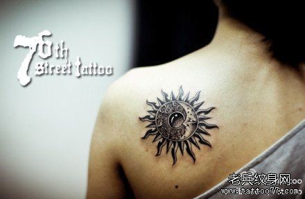 女人后肩背潮流经典的月亮太阳纹身图片