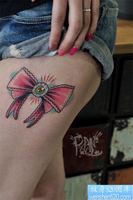 女人腿部潮流时尚的蝴蝶结纹身图片