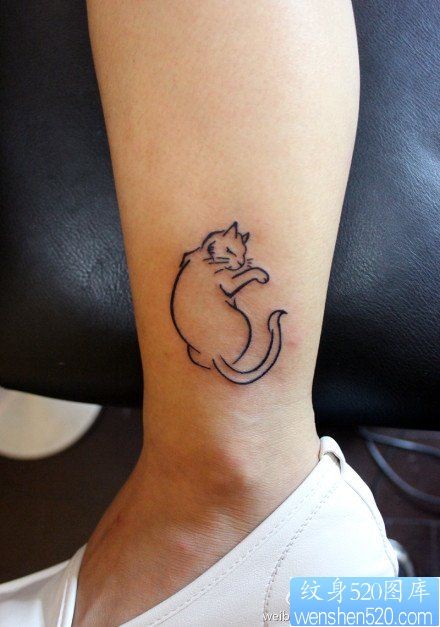 女人腿部时尚简单的猫咪纹身图片