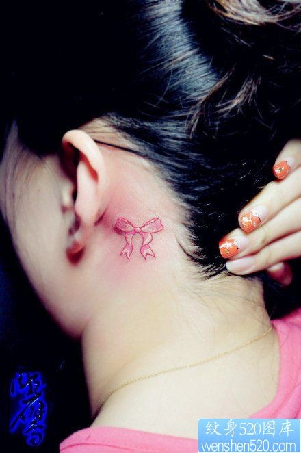 女人耳部时尚小巧的蝴蝶结纹身图片