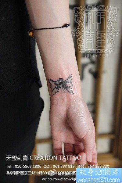 女人手腕小巧潮流的蝴蝶结纹身图片