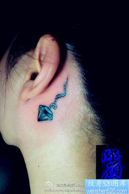女人耳部小巧清晰的钻石纹身图片