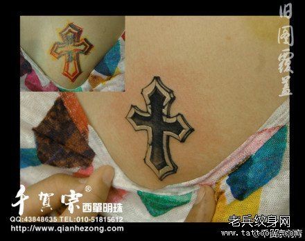 女人后背小巧经典的十字架纹身图片