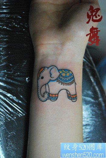 女人手腕可爱的小象纹身图片