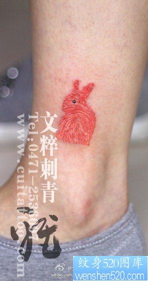 腿部可爱的指纹小兔子纹身图片