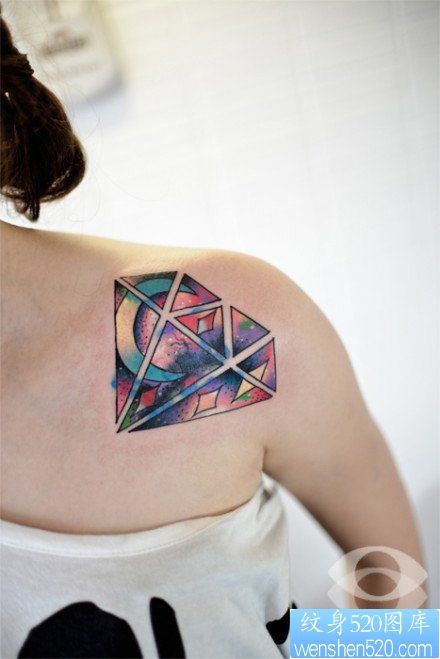 女人肩膀处漂亮的星空钻石纹身图片
