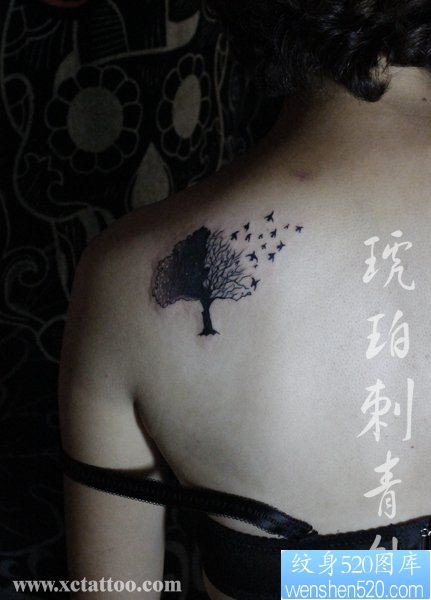 美女肩膀精美时尚的小树纹身图片