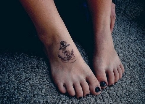 女性脚背漂亮的船锚纹身