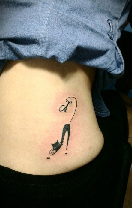 女人腰部可爱流行的小猫咪纹身图片