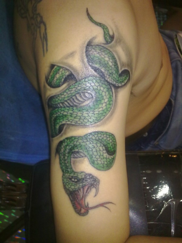 青蛇图案手臂刺青