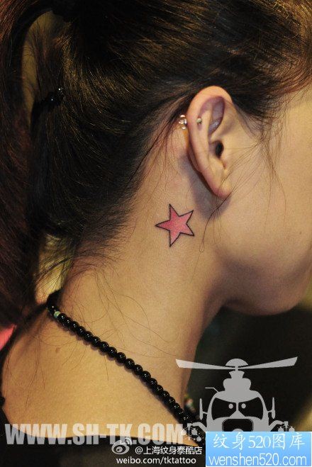 女人耳部小巧的粉色五角星纹身图片