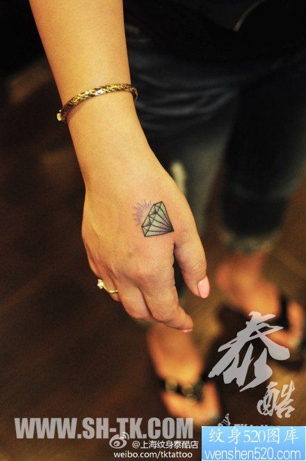 女人手部虎口彩色钻石纹身图片