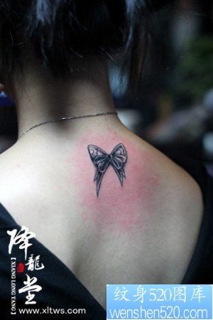 女人后背小巧流行的蝴蝶结纹身图片