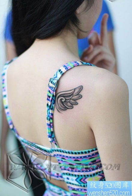 女人肩背小巧唯美的小翅膀纹身图片