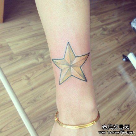 女人手臂时尚简单的五角星纹身图片