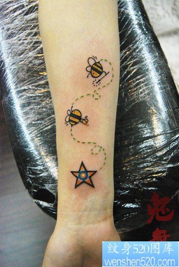 手臂时尚经典的小蜜蜂纹身图片