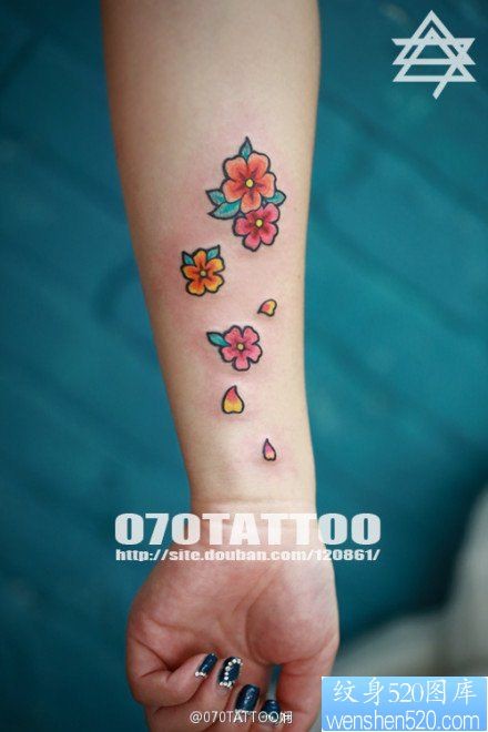 女人手臂小巧时尚的樱花纹身图片