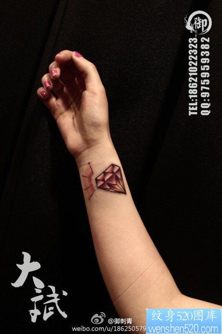 女人手臂小巧时尚的钻石纹身图片