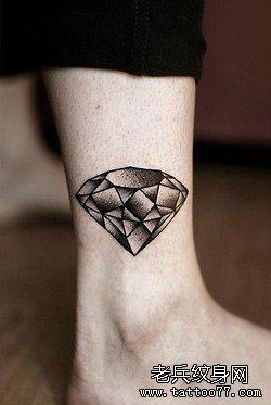 女人腿部时尚潮流的钻石纹身图片