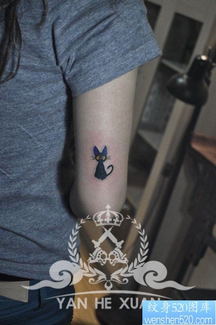女人手臂小巧可爱的图腾猫咪纹身图片