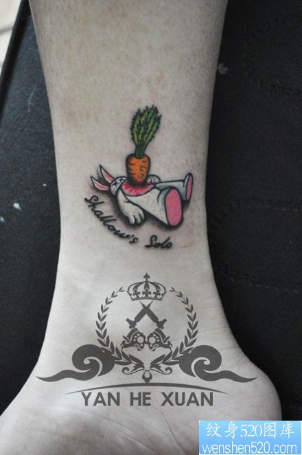 女人腿部小巧另类的小兔子纹身图片