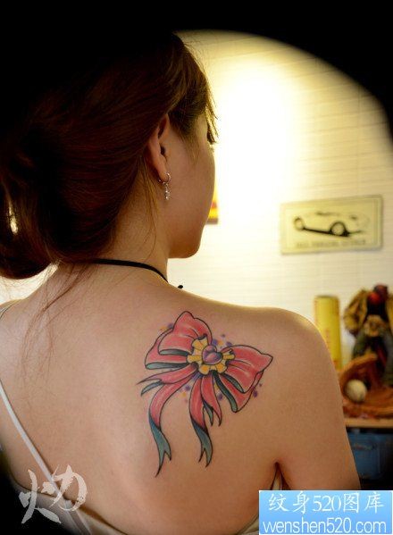 美女肩背时尚精美的彩色蝴蝶结纹身图片