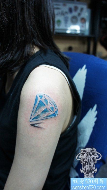 女人手臂漂亮清晰的钻石纹身图片