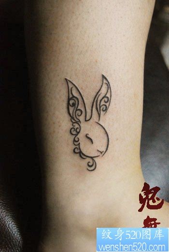 女人腿部小巧潮流的小兔子纹身图片