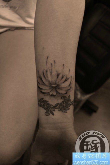女人手腕时尚唯美的水墨莲花纹身图片