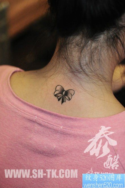 女人颈部小巧唯美的黑白蝴蝶结纹身图片