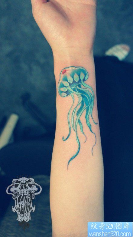 女人手腕漂亮时尚的彩色水母纹身图片