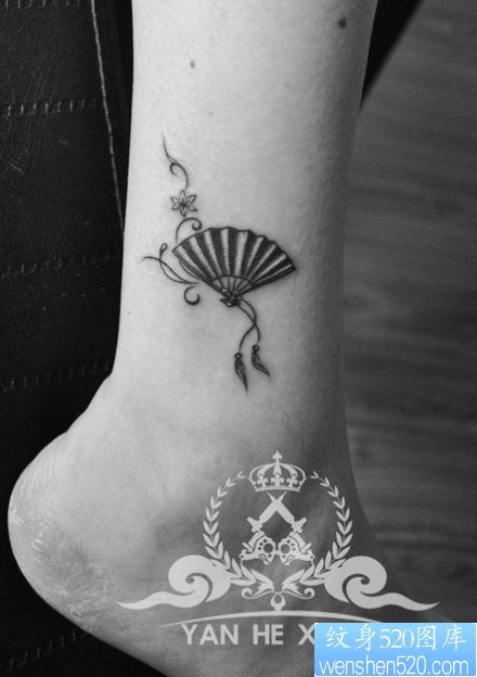 女人腿部时尚潮流的小扇子纹身图片