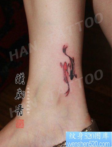 女人脚踝处小巧时尚的水墨鲤鱼纹身图片