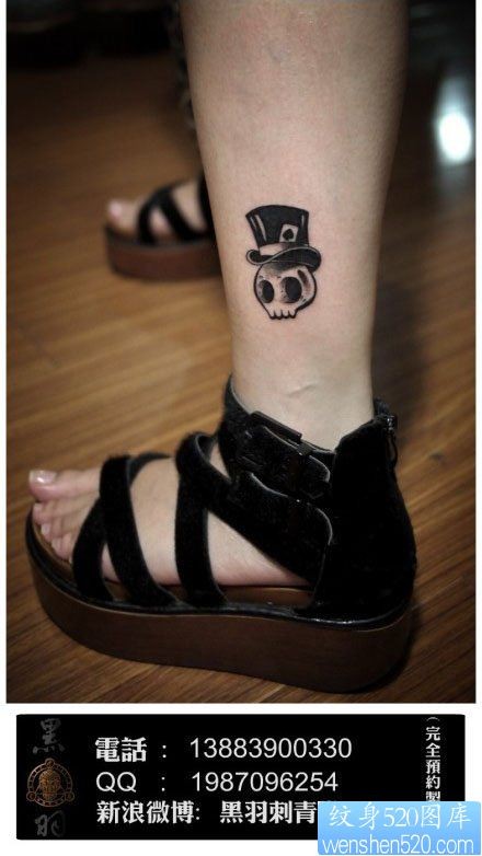 女人腿部小巧时尚的小骷髅纹身图片