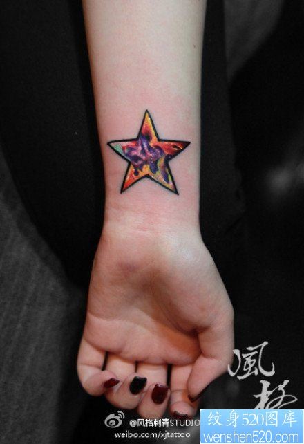手腕潮流好看的彩色五角星纹身图片
