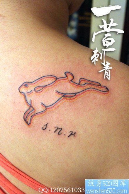 女人肩背一幅幻影小兔子纹身图片