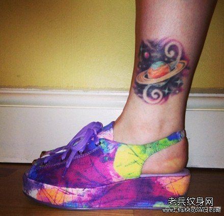 女人脚踝处小巧的彩色小星球星空纹身图片