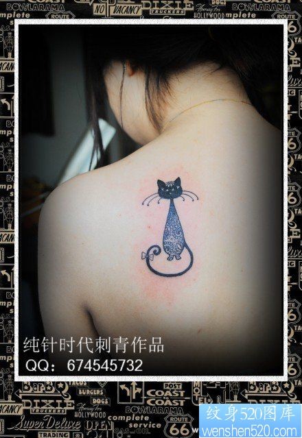 女人肩背小巧精美的图腾猫咪纹身图片
