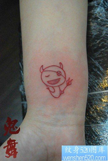 女人手腕小巧可爱的小恶魔纹身图片