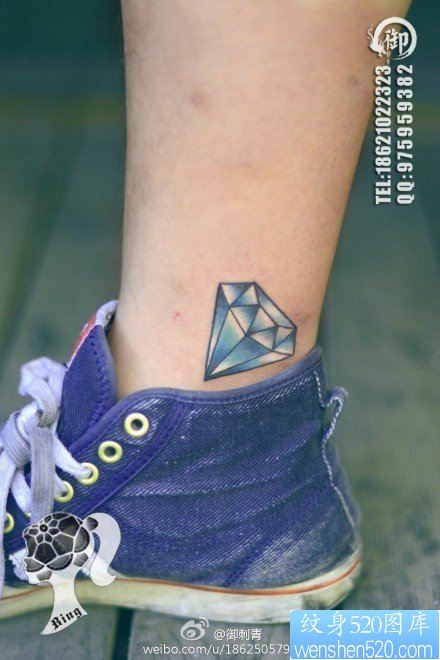 腿部一幅小巧精美的小钻石纹身图片