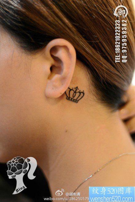 女人耳部小巧时尚的图腾皇冠纹身图片