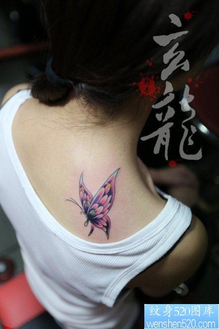 女人后肩背小巧时尚的蝴蝶纹身图片
